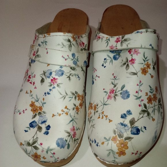 Shoes - Picture 2 of 4